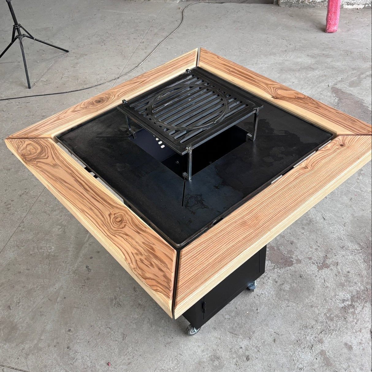 Gratar Gradina Fire Pit cu plita 95x 95 cm din otel 10 mm, FARA blat de lemn 95 x 95 m - BUZ.RO