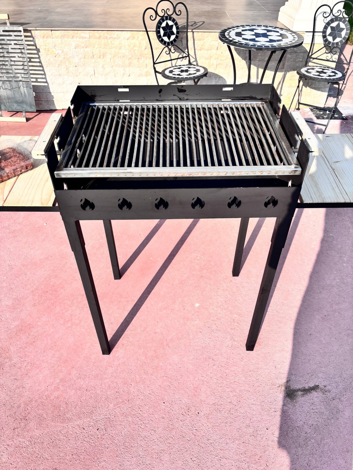 Gratar gradina portabil, cu masa polita lucru reglabil pe inaltime de gatire 65X45X95 CM - BUZ.RO