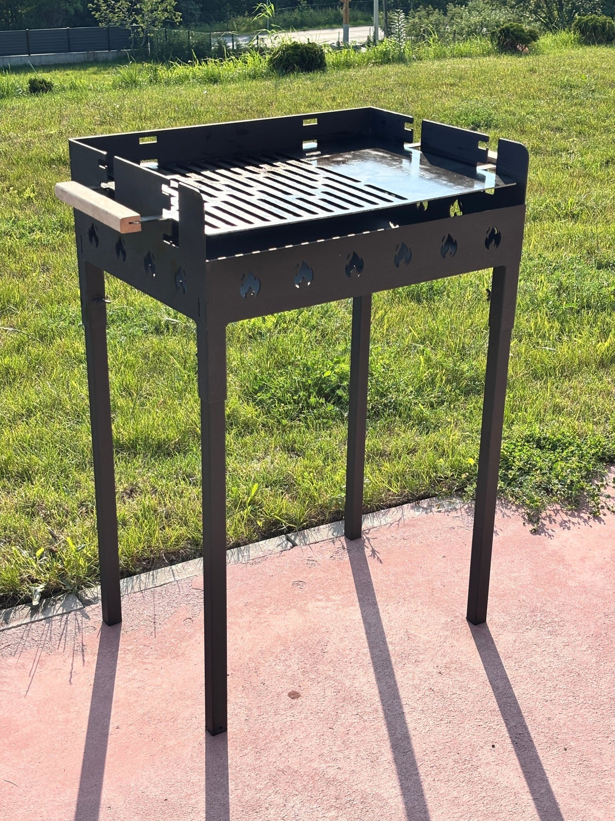 Gratar gradina portabil, cu masa polita lucru reglabil pe inaltime de gatire 65X45X95 CM - BUZ.RO