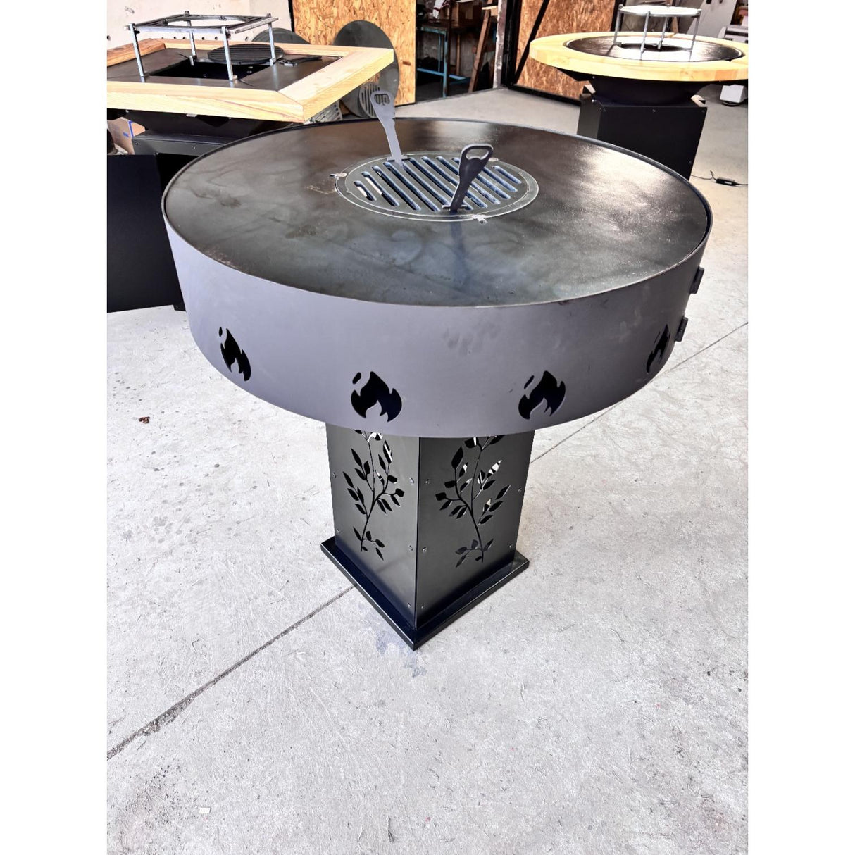 Gratar Gradina Rotund plita 10 mm Fire Pit 73 cm din fier pe lemne, pentru terasa, modelul floare - BUZ.RO