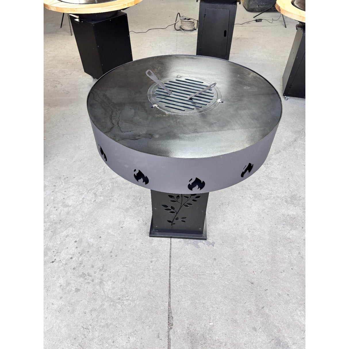 Gratar Gradina Rotund plita 10 mm Fire Pit 73 cm din fier pe lemne, pentru terasa, modelul floare - BUZ.RO