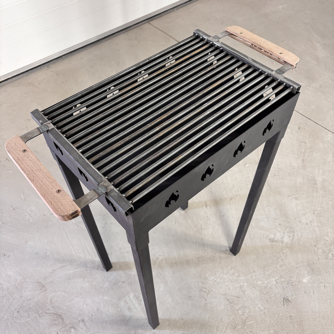 Gratar portabil, reglabil pe inaltime de gatire , cu bare rotunde din otel 8mm carbon, pentru camping, gradina