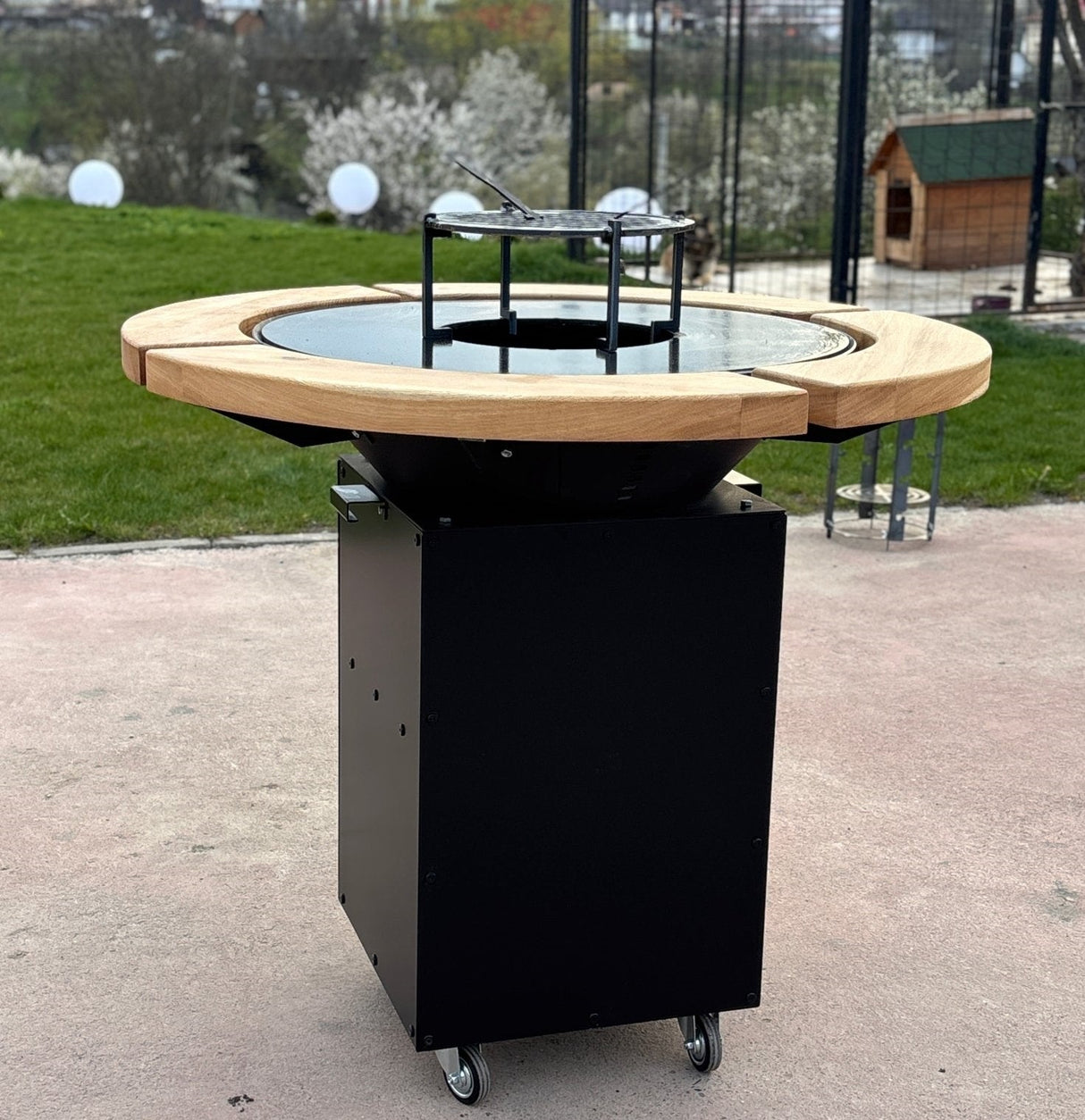 Gratar Rotund Gradina 107cm|diametru Plita 75 cm| grosime 8/10 mm cu reglare tiraj si tavita cenusa blat de lemn - BUZ.RO