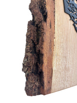 Icoana perete Cruce de perete decoratiune din metal negru pe lemn de frasin cu coarjă – decor unic, lucrat manual 30x28 cm - BUZ.RO