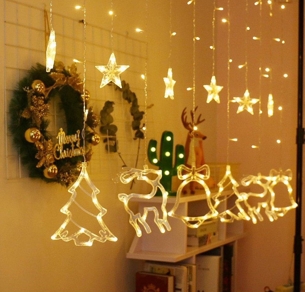 Instalatie craciun perdea luminoasa cu figurine brazi, reni si clopotei, pentru interior sau exterior, lumini LED, 4m, alb cald - BUZ.RO