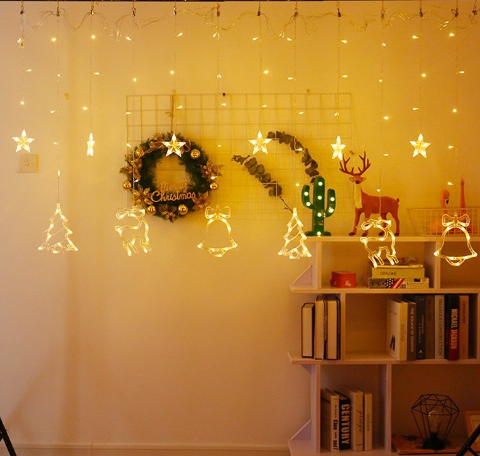 Instalatie craciun perdea luminoasa cu figurine brazi, reni si clopotei, pentru interior sau exterior, lumini LED, 4m, alb cald - BUZ.RO