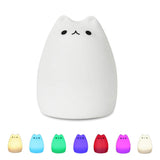 Lampa de veghe LED pisicuta jucausa multicolora din silicon moale, control prin telecomanda