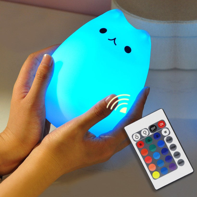 Lampa de veghe LED pisicuta jucausa multicolora din silicon moale, control prin telecomanda