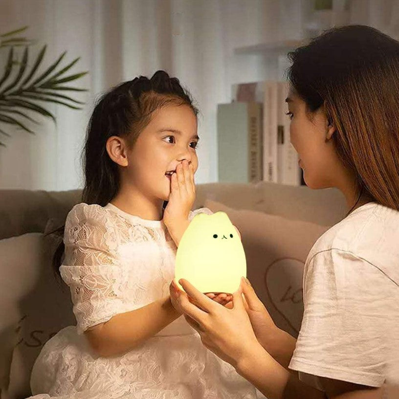 Lampa de veghe LED pisicuta jucausa multicolora din silicon moale, control prin telecomanda