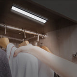 Lampa LED inteligenta, cu senzori de miscare, incarcare USB, magnetica, cu telecomanda, pentru dressing, hol, scari, dulap de bucatarie, baie, garaj, 80 LED - uri, alb rece - BUZ.RO