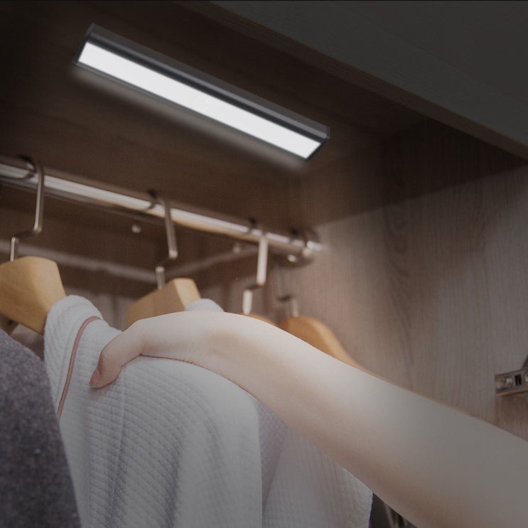 Lampa LED inteligenta, cu senzori de miscare, incarcare USB, magnetica, cu telecomanda, pentru dressing, hol, scari, dulap de bucatarie, baie, garaj, 80 LED - uri, alb rece - BUZ.RO