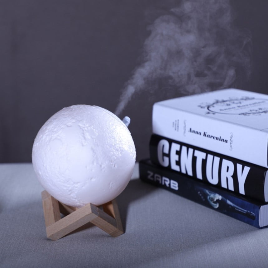 Lampa luna, umidificator, 3D, aromaterapie, purificator aer, reincarcabila, 880 ml, cu acumulator, 3 culori lumina, cu stand lemn