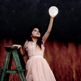 Lampa luna de veghe, reincarcabila, model realistic, portabila, cu touch, alimentare USB, stand din lemn, 18 cm, buz - BUZ.RO