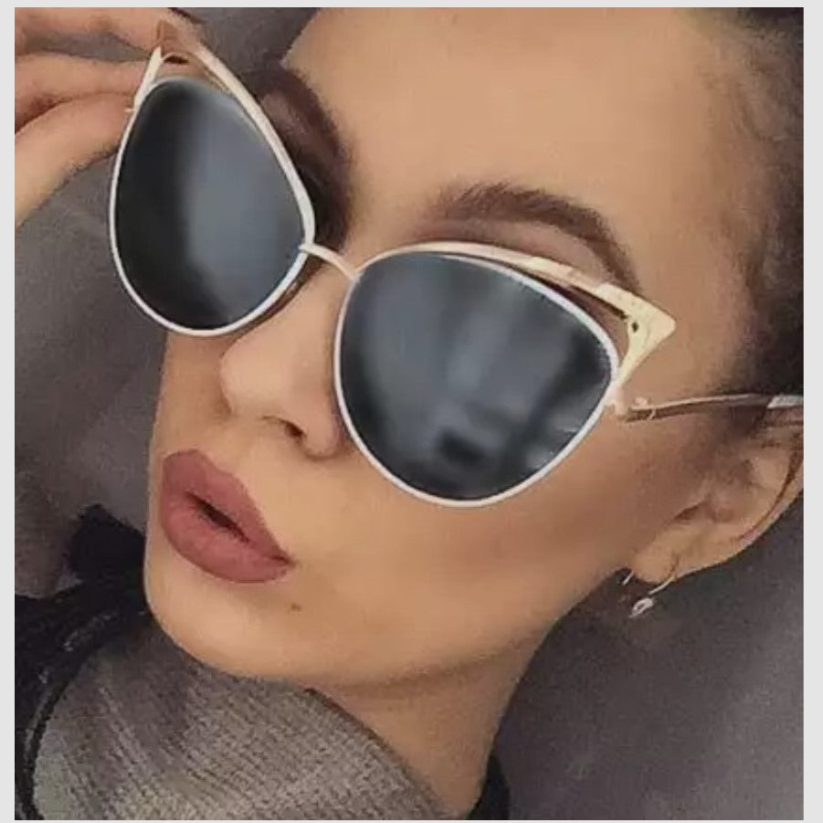 Ochelari de soare dama, cat eye, lentila neagra, rama aurie