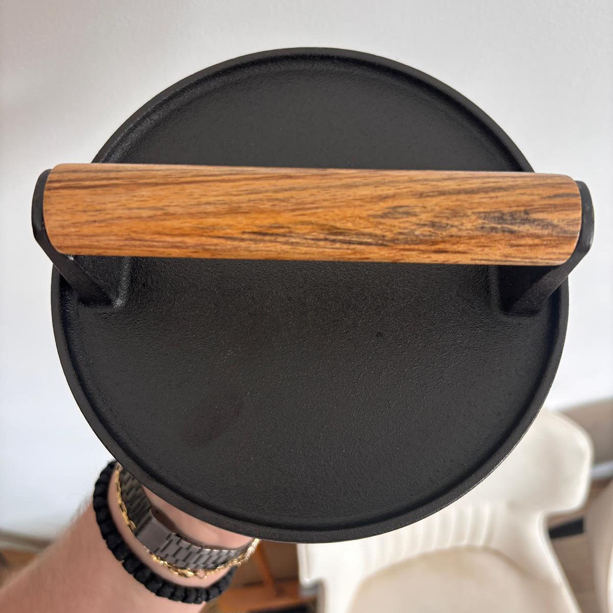 Presa fonta burgeri| carne|gratar| 17.8 cm| Maner lemn Negru - Maro - BUZ.RO
