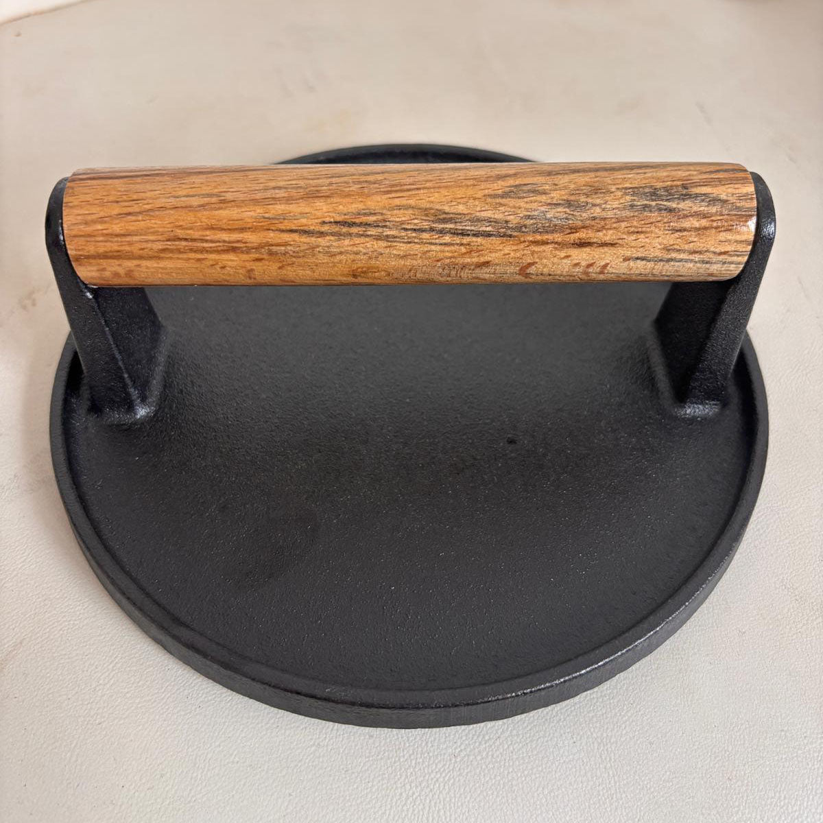Presa fonta burgeri| carne|gratar| 17.8 cm| Maner lemn Negru - Maro - BUZ.RO