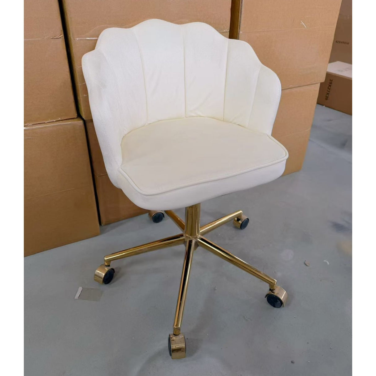 Scaun de birou|modern| spatar ergonomic| inaltime reglabila 40 - 50 cm| scoica crem| picioare aurii - BUZ.RO