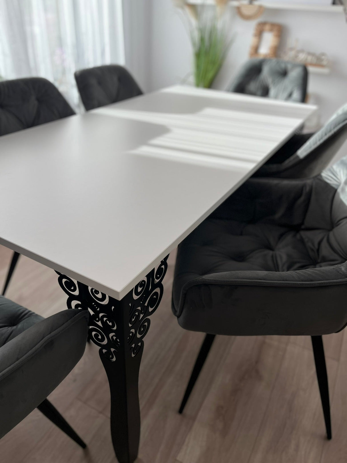 Set masa cu scaune bucatarie, dining, living, sufragerie, blat alb cu picioare metalice negre, scaune husa catifea gri, 6 persoane, Iasmina - BUZ.RO