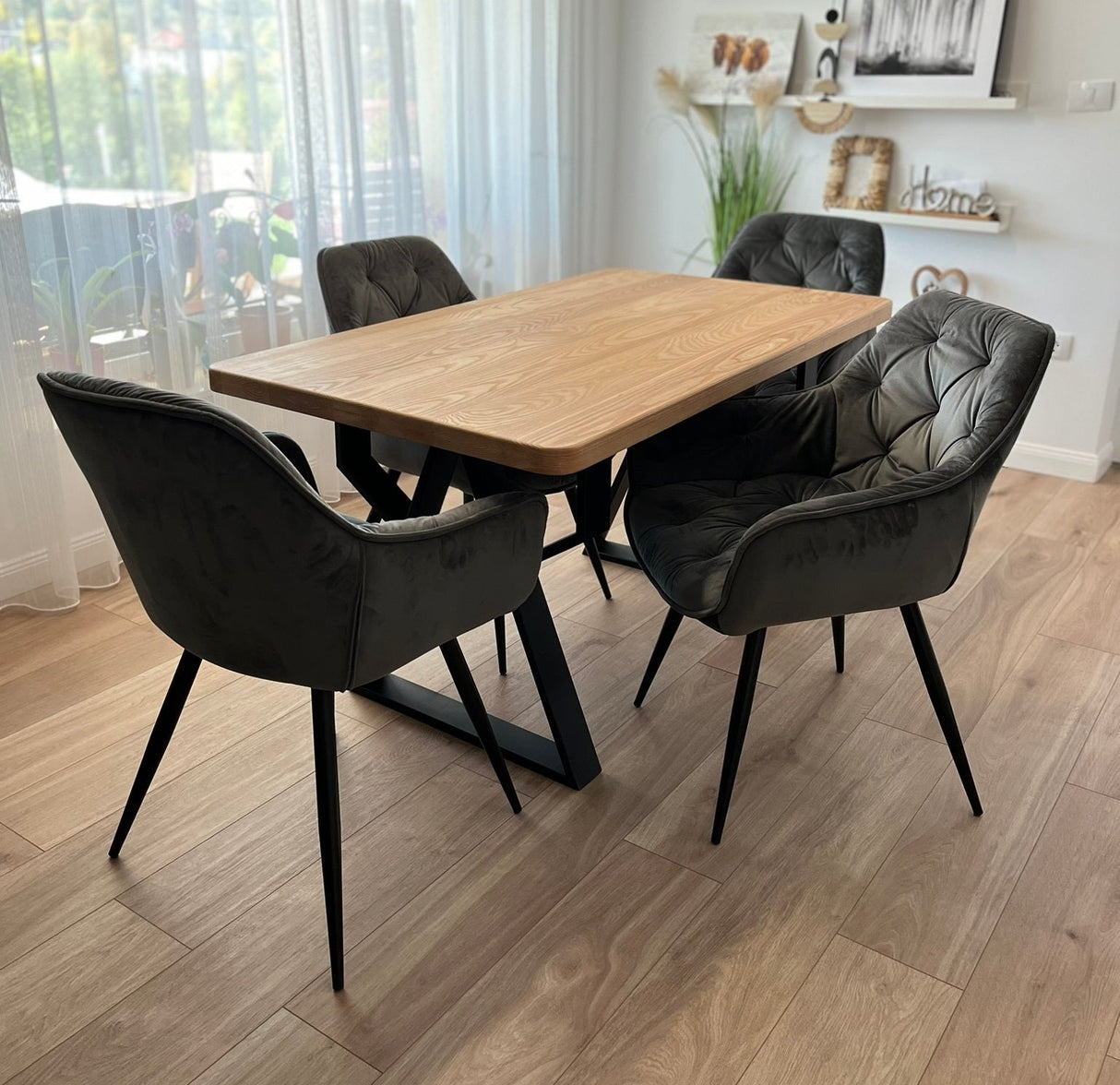 Set masa cu scaune bucatarie, dining, living, sufragerie, blat din lemn masiv cu picioare metalice, scaune gri, 4 persoane, MIA - BUZ.RO