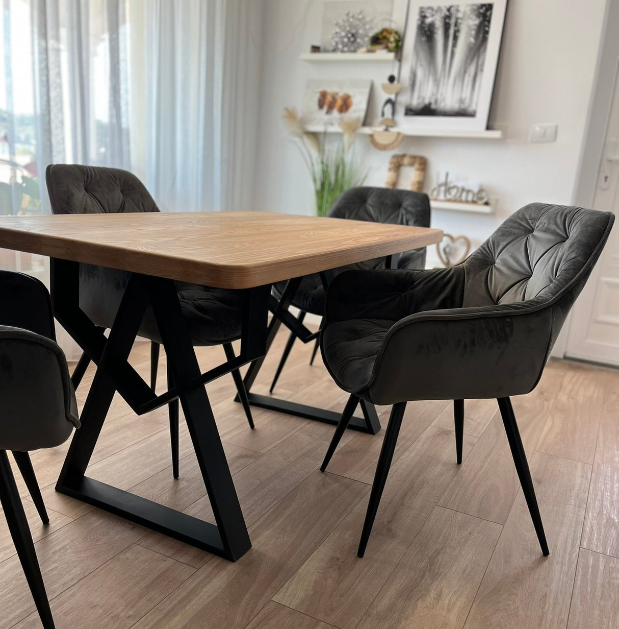 Set masa cu scaune bucatarie, dining, living, sufragerie, blat din lemn masiv cu picioare metalice, scaune gri, 4 persoane, MIA - BUZ.RO