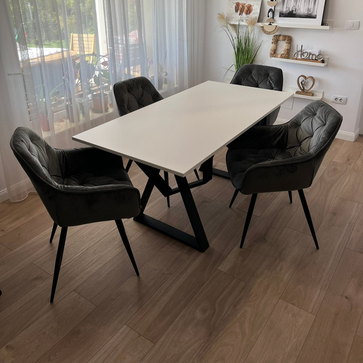 Set masa cu scaune bucatarie, dining, living, sufragerie, blat din pal cu picioare metalice, scaune husa catifea gri, 4 persoane, Alina - BUZ.RO