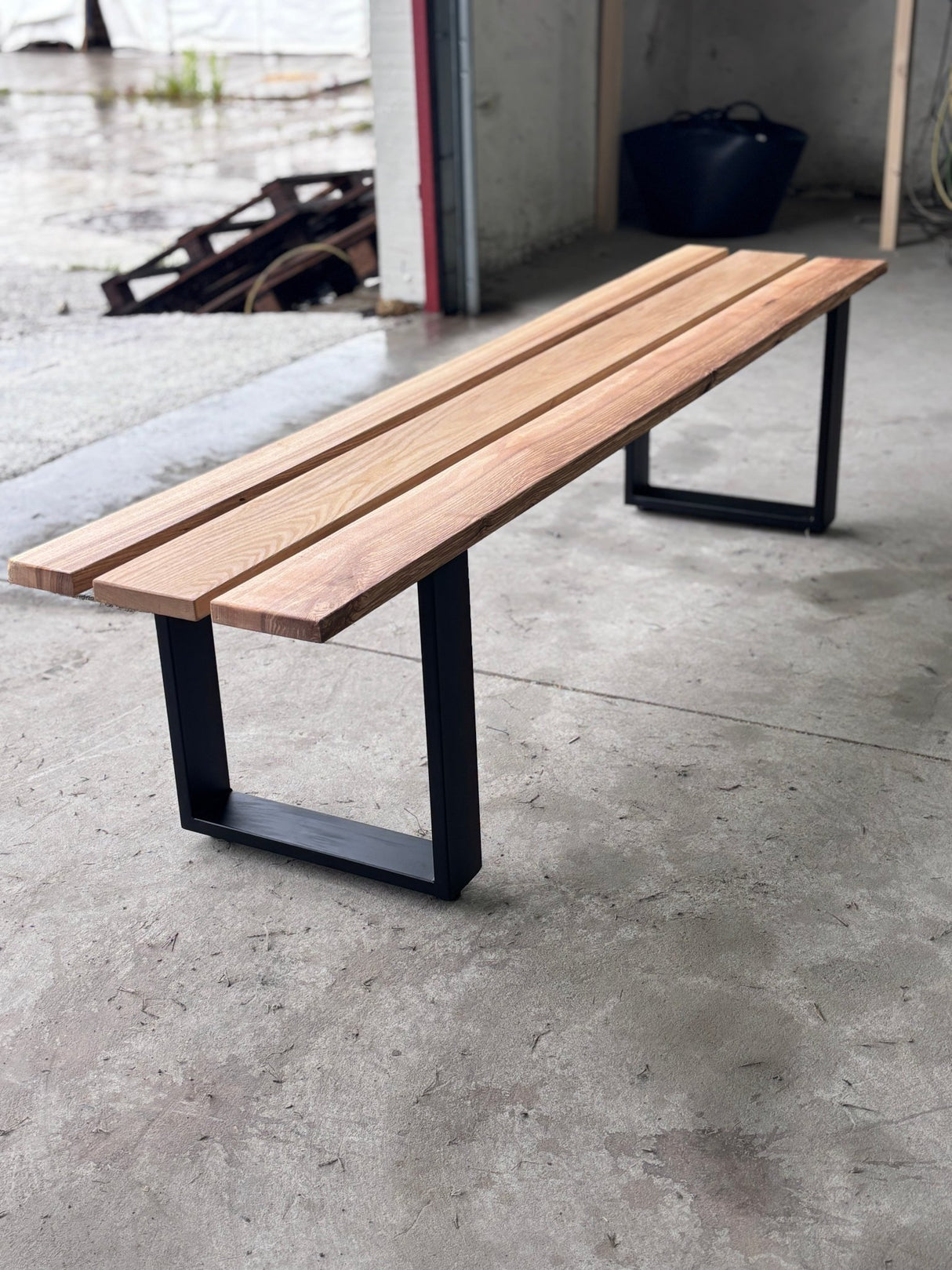 Set Mobilier lemn masa si 2 banci pentru interior sau exterior, living, cabana, terasa/gradina, Masa cu Banca Lemn Masiv rustic 1.8m x 68cm , Gradina cu Banca 1.8m x 39 cm si Picioare din metal moderne - BUZ.RO