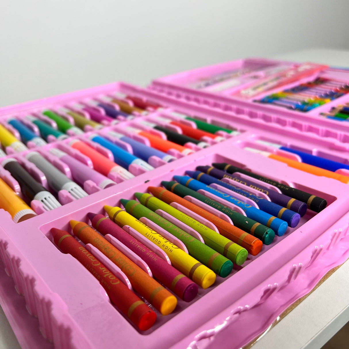 Set trusa desen copii , multicolora , interactiva , creioane , carioci , acuarele ,208 piese roz-208 piese