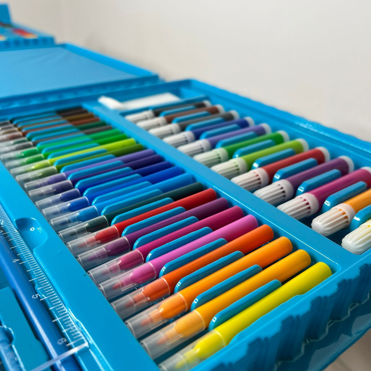 Set trusa desen copii , multicolora , interactiva , creioane , carioci , acuarele ,208 piese albastru - 208 piese - BUZ.RO