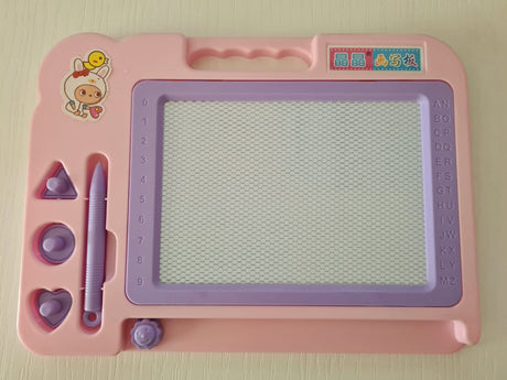 Tablita magnetica, cu stilou, 3 stampile magnetice diferite, cerc, triunghi si inimioara, bara ce sterge scrisul, dimensiune 27x20, culoare roz - BUZ.RO