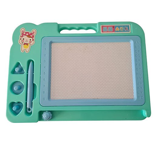 Tablita magnetica, cu stilou, 3 stampile magnetice diferite, cerc, triunghi si inimioara, bara ce sterge scrisul, dimensiune 27x20, culoare roz - BUZ.RO