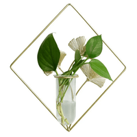 Vaza de sticla cu suport metalic pentru perete in culoarea aurie (GOLD)